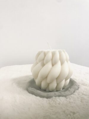 Vonná svíčka na betonovém talíři